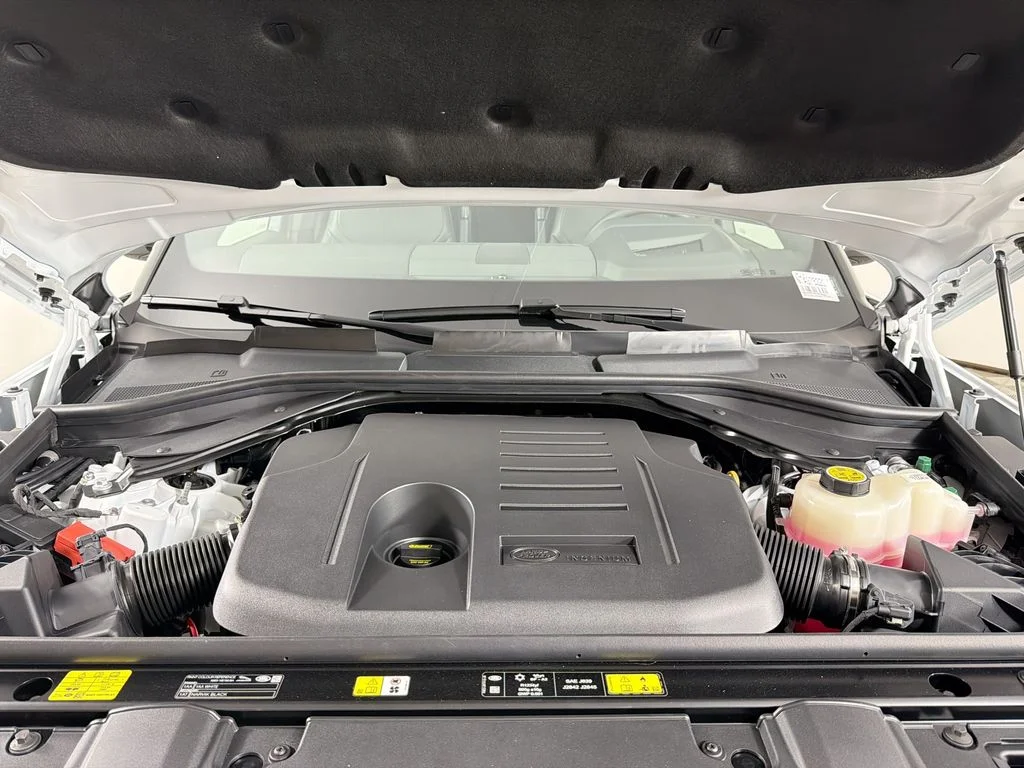 New 2026 Fuji White Land Rover SE image 32
