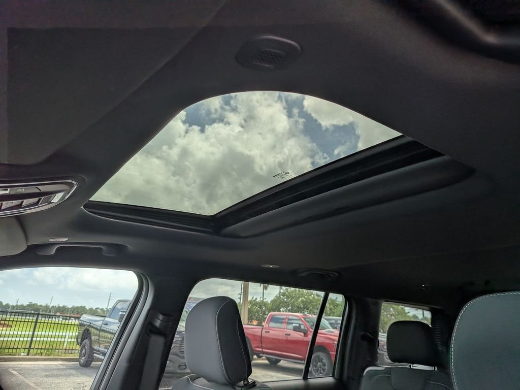 New 2026 Bright White Clear-Coat Exterior Paint Jeep Laredo image 18