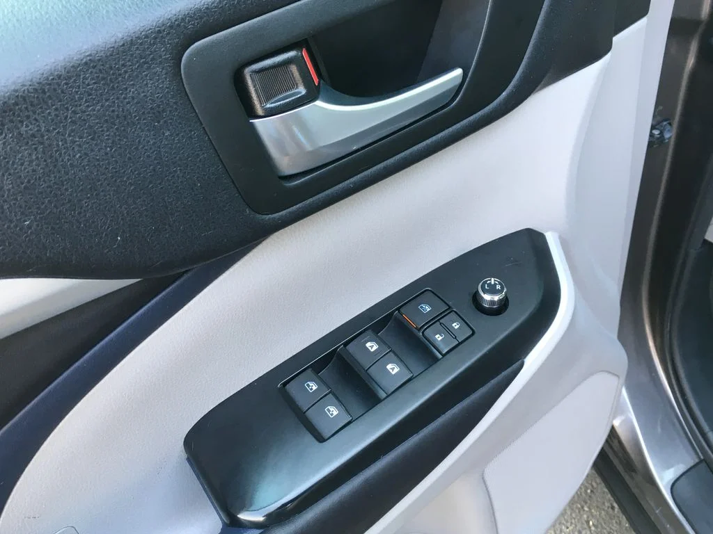 Used 2016 Gray Toyota XLE V6 image 21