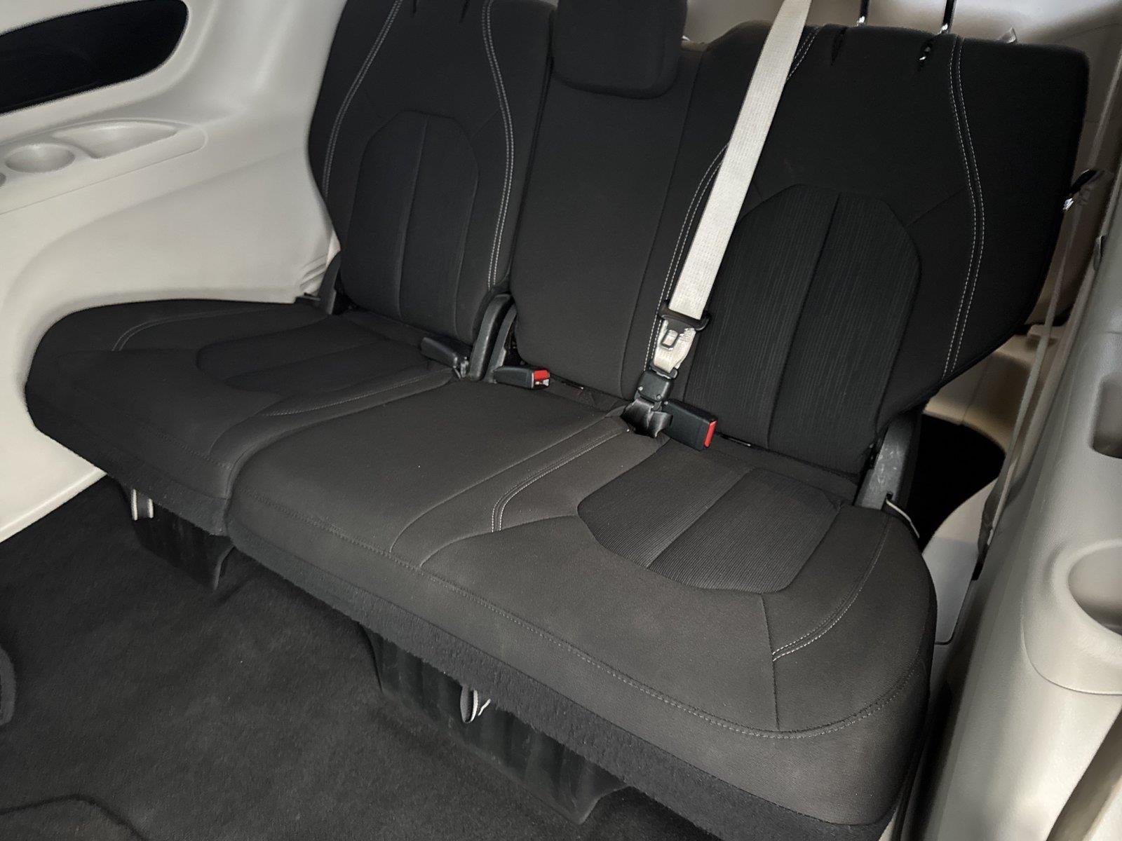 Used 2022 Bright White Clearcoat Chrysler LX image 33