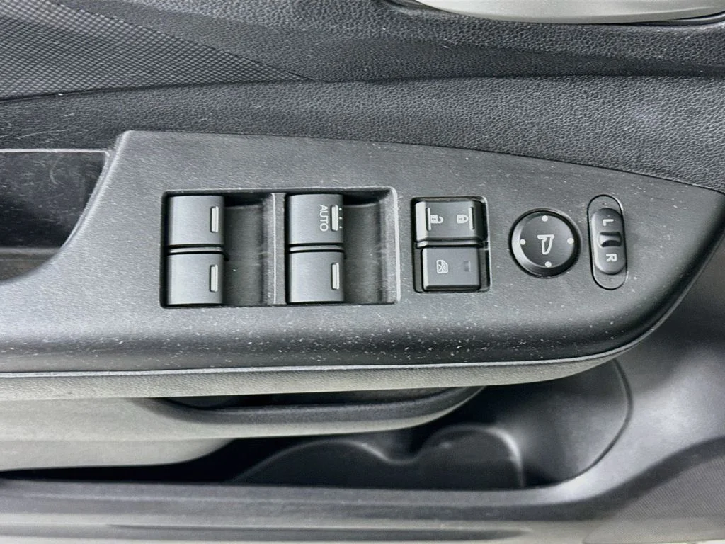 Used 2015 Alabaster Silver Metallic Honda LX image 18