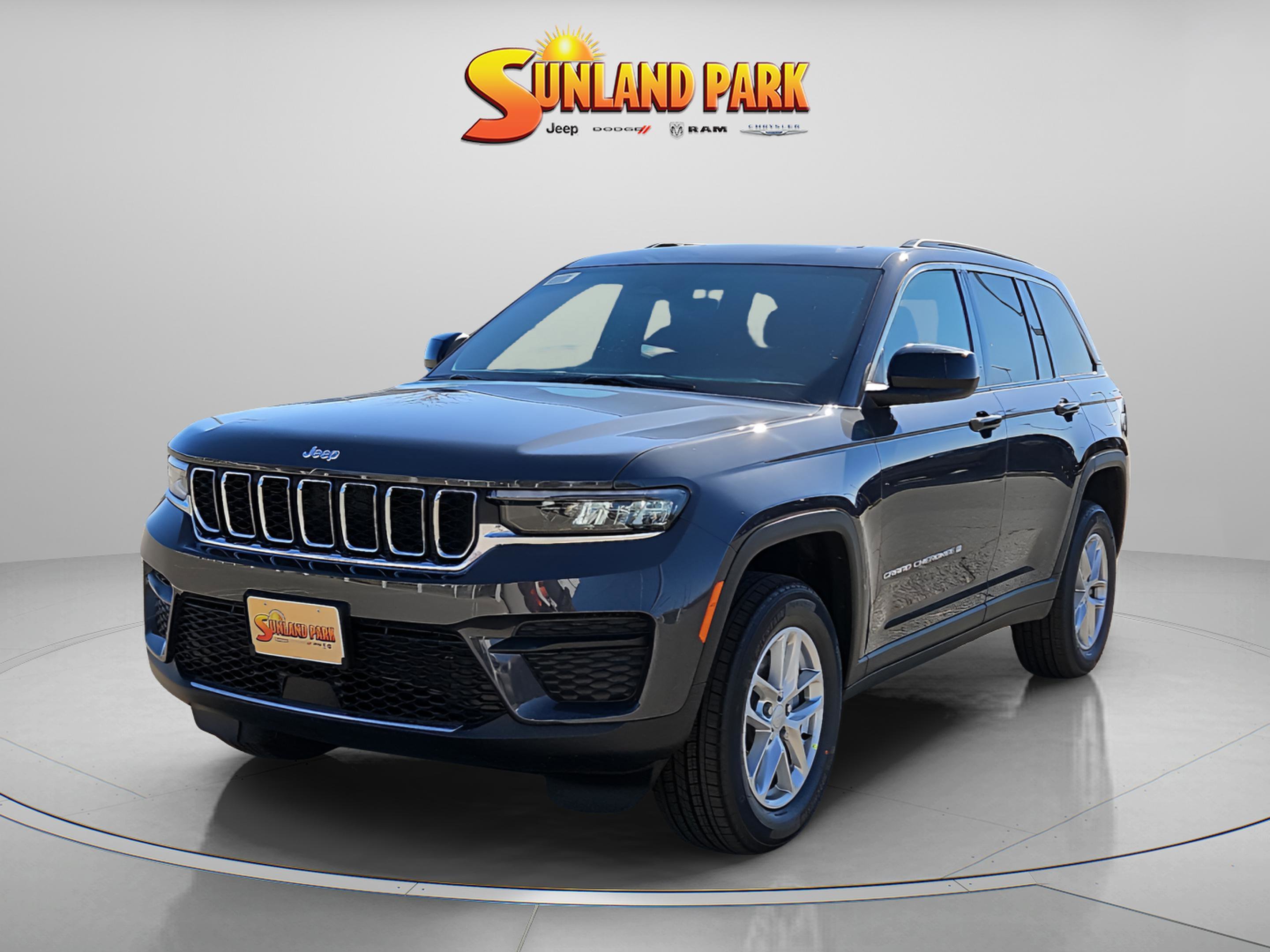 New 2025 Baltic Gray Metallic Clear-Coat Exterior Paint Jeep Laredo image 2