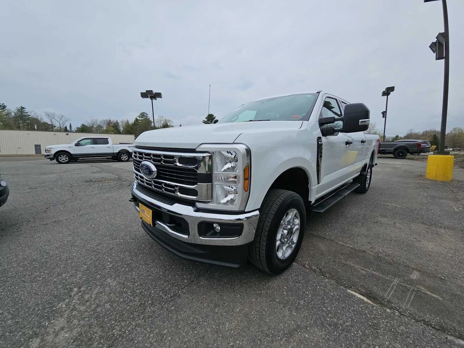 Used 2025 Oxford White Ford XLT image 3