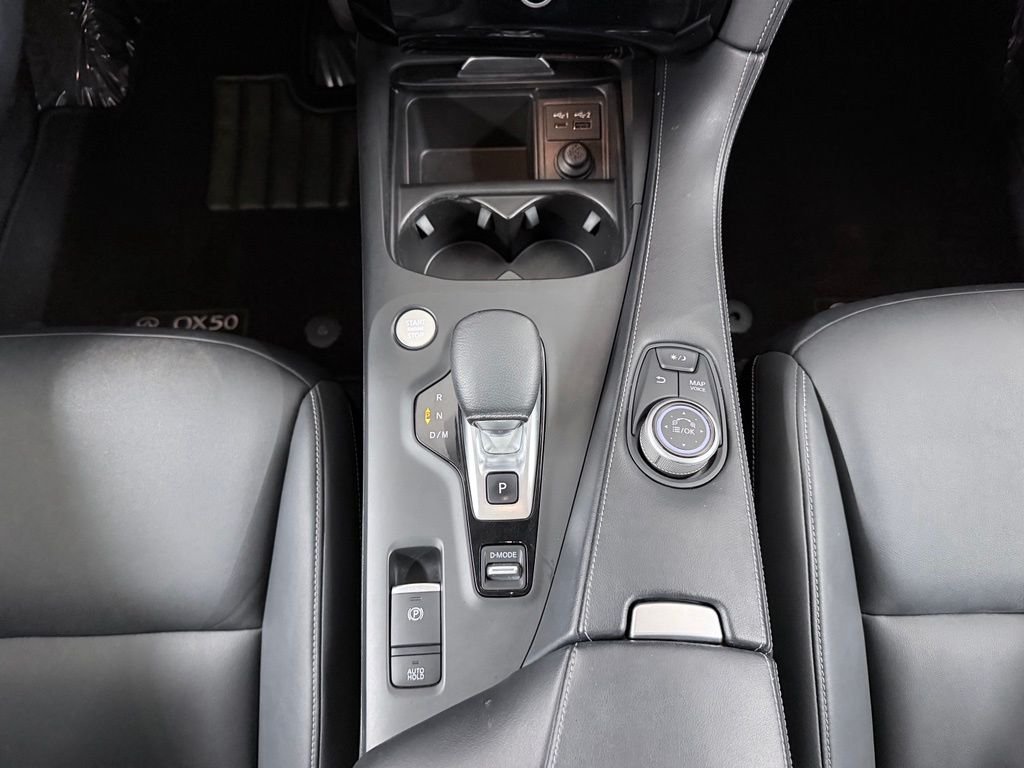 Used 2020 White INFINITI LUXE image 24
