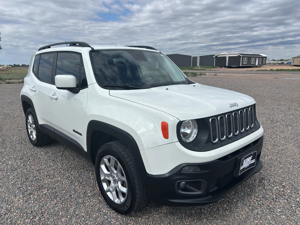 Used 2017 Alpine White Jeep Latitude image 3