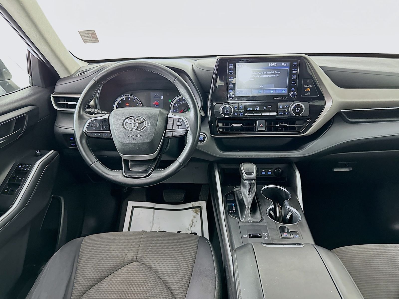 Used 2022 Pearl Toyota LE image 22