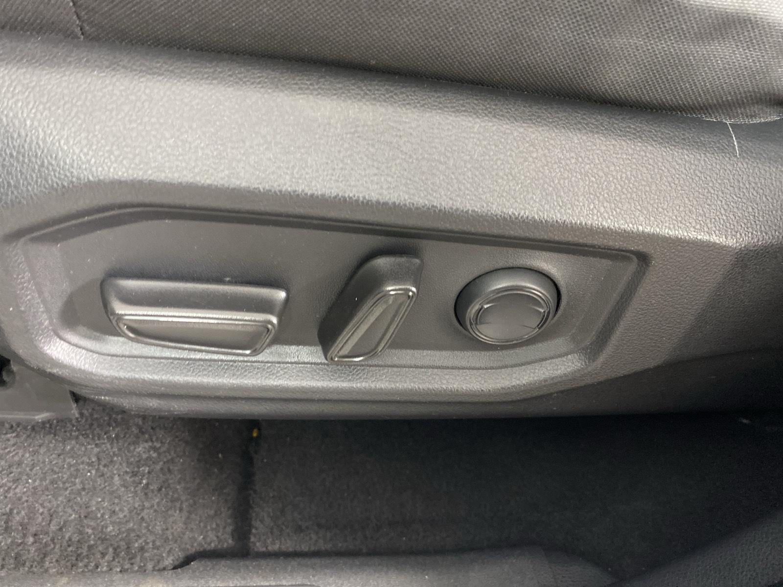 Used 2022 White Toyota SR5 image 18