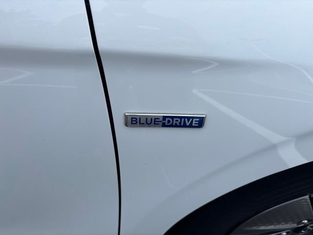 Used 2020 White Hyundai SE image 9
