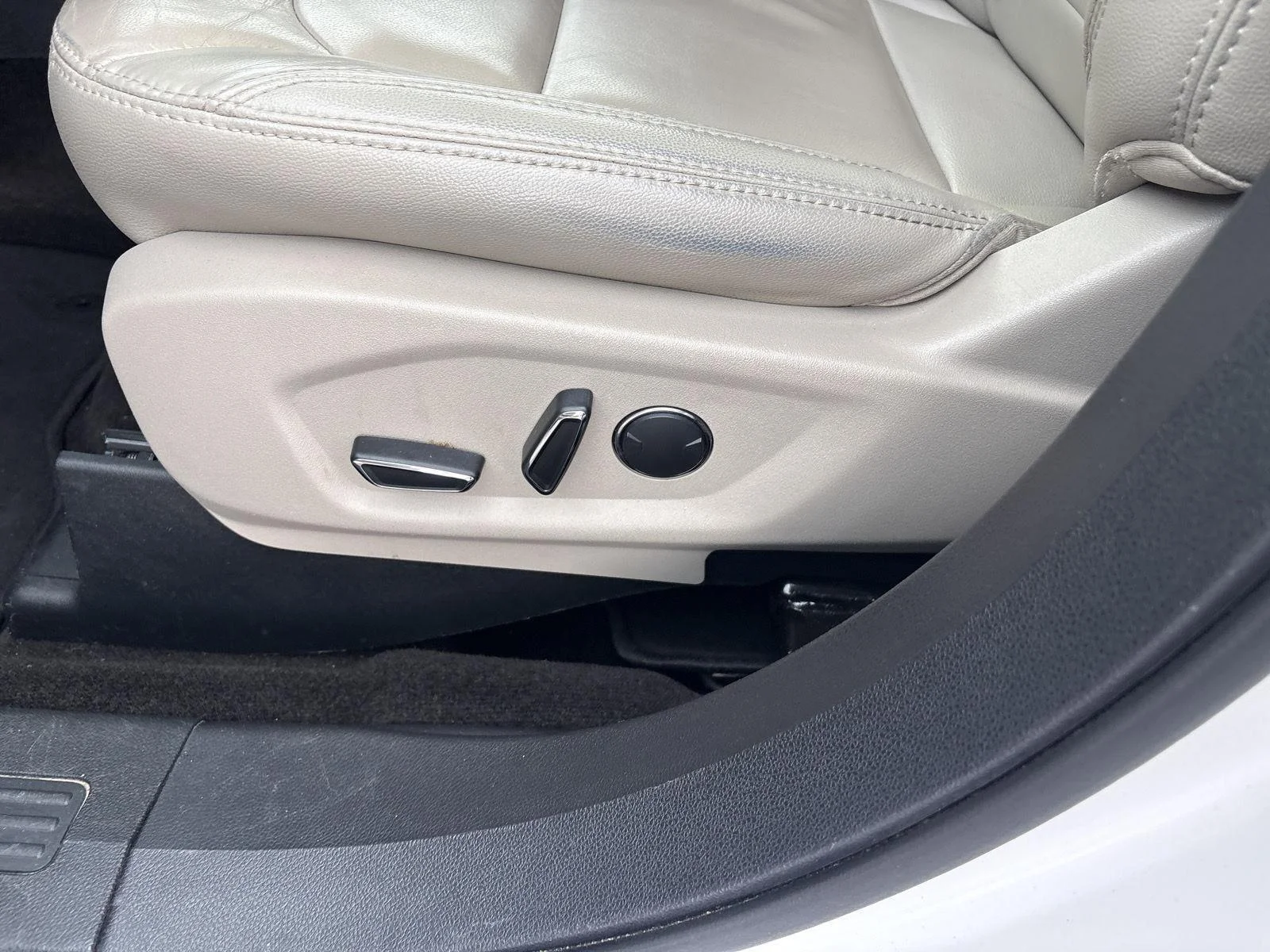 Used 2018 White Platinum Metallic Tri-Coat Ford XLT image 16