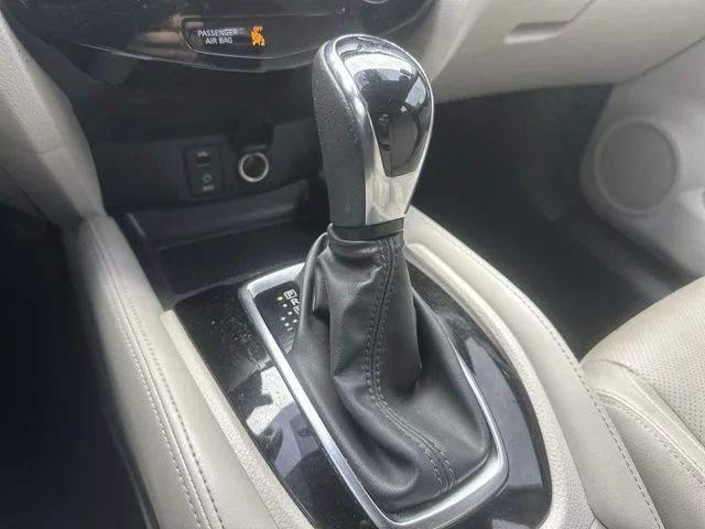 Used 2018 Silver Nissan SL image 26