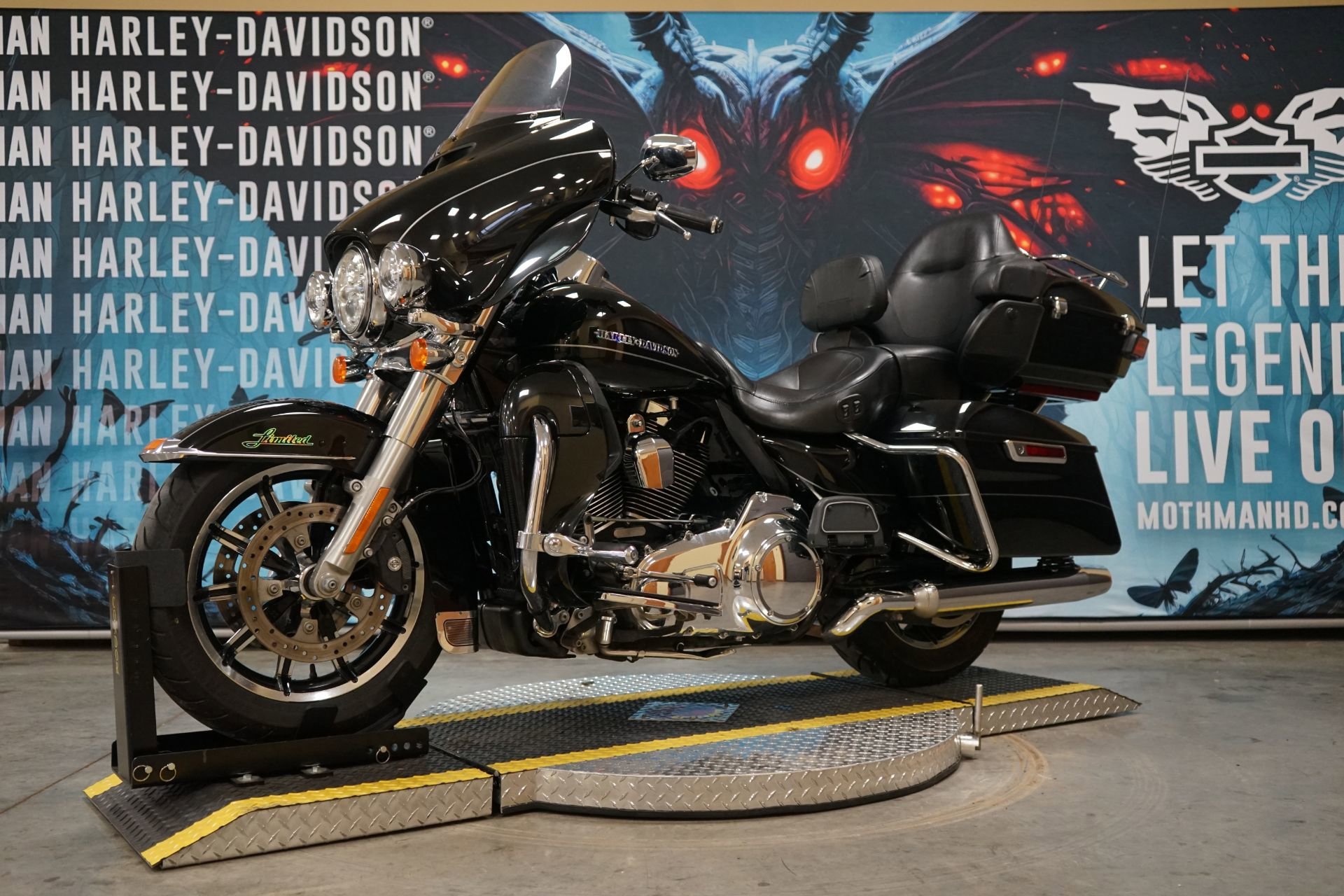 Used 2016 Vivid Black Harley-Davidson  image 4