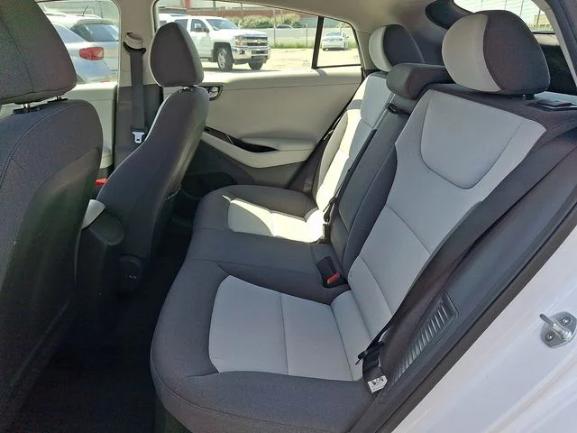 Used 2020 White Hyundai SE image 9