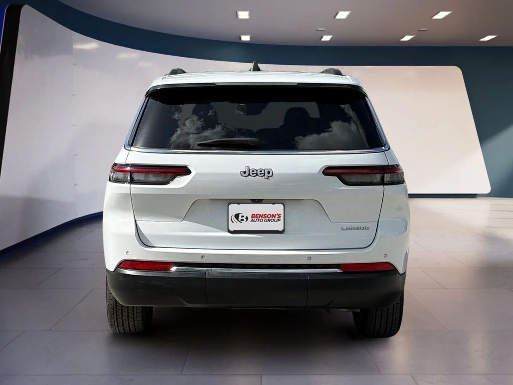 Used 2024 White Jeep Laredo image 4
