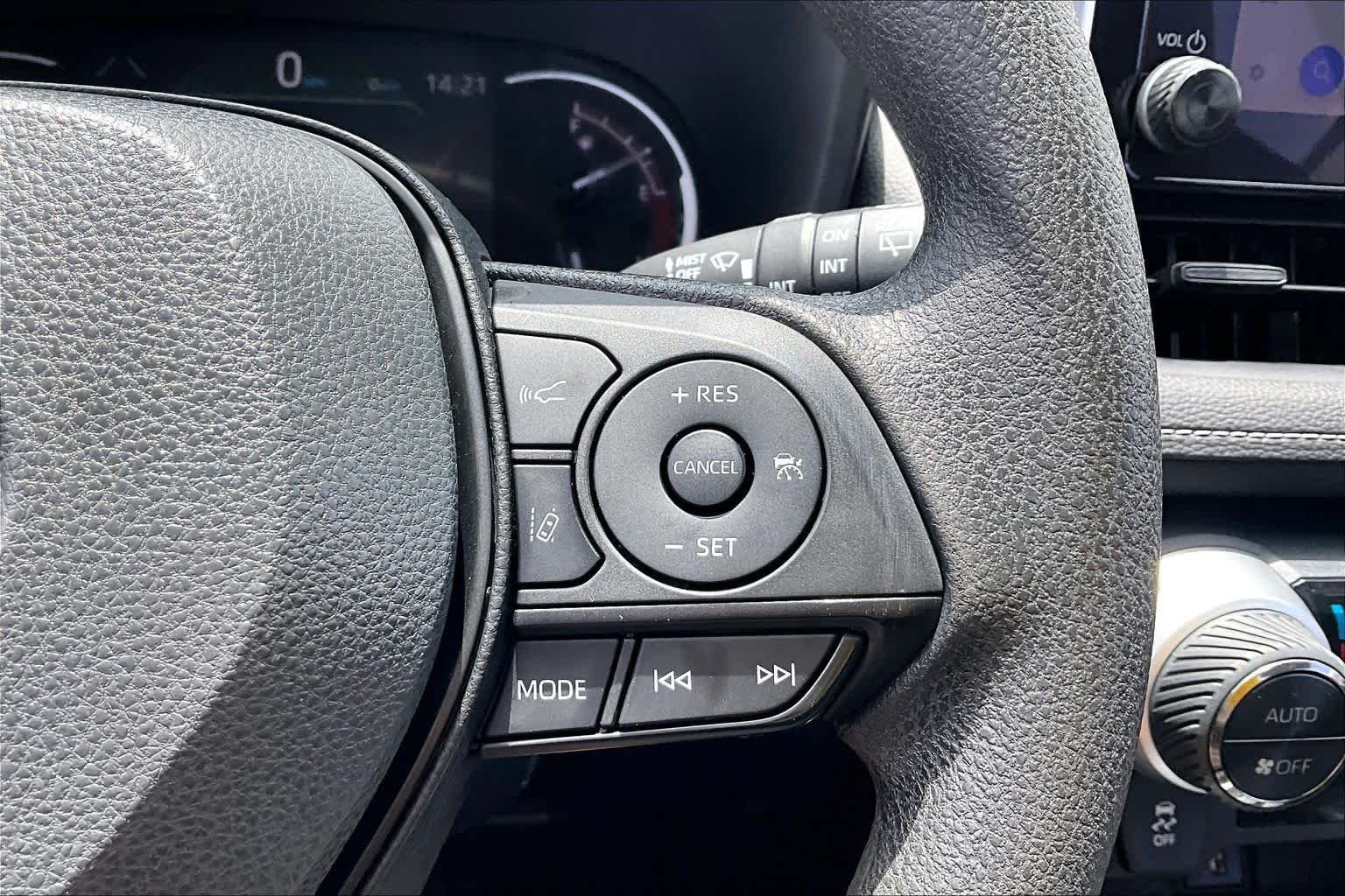 2023 Toyota RAV4 XLE - Photo 24