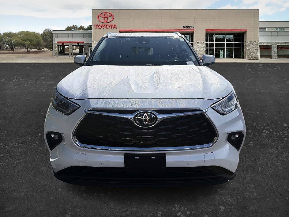 Certified Used 2020 Blizzard Pearl Toyota Limited image 3