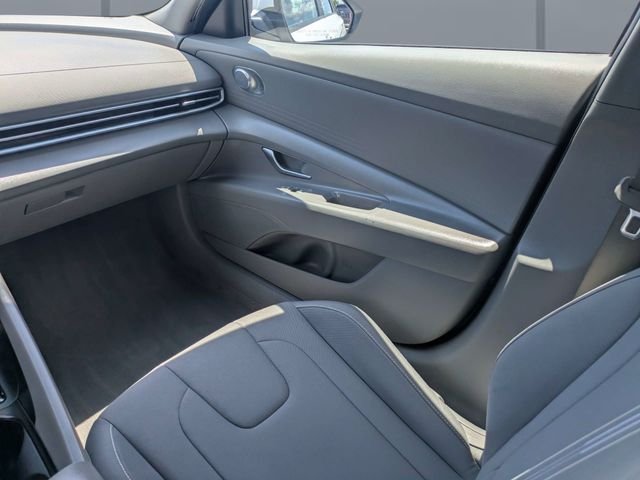 Used 2024 White Hyundai SEL image 16