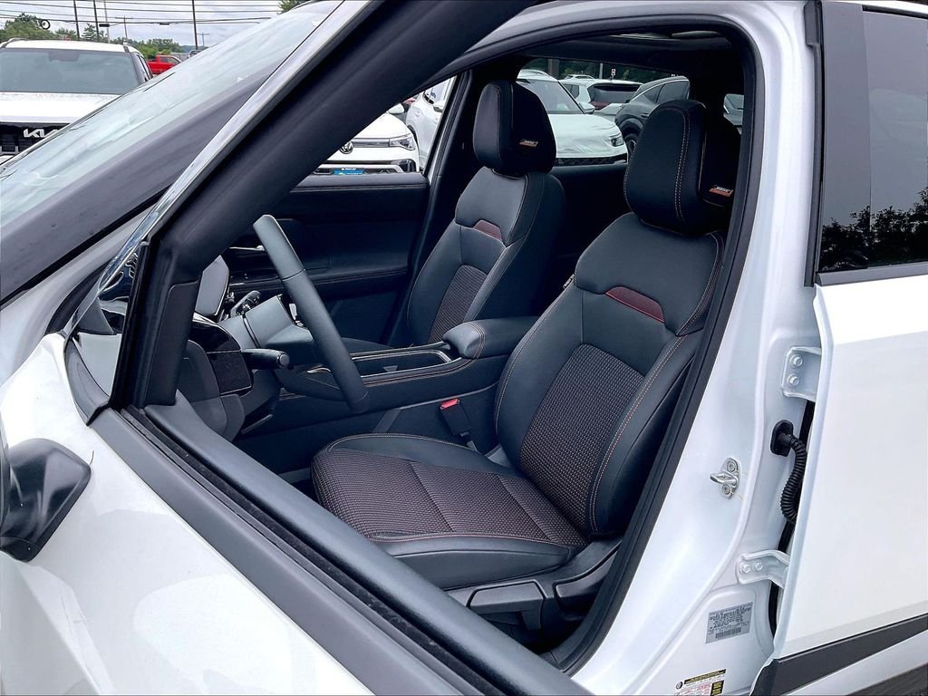 Used 2025 Aspen White Tricoat Nissan SR image 9