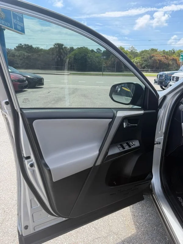 Used 2016  Toyota XLE image 9