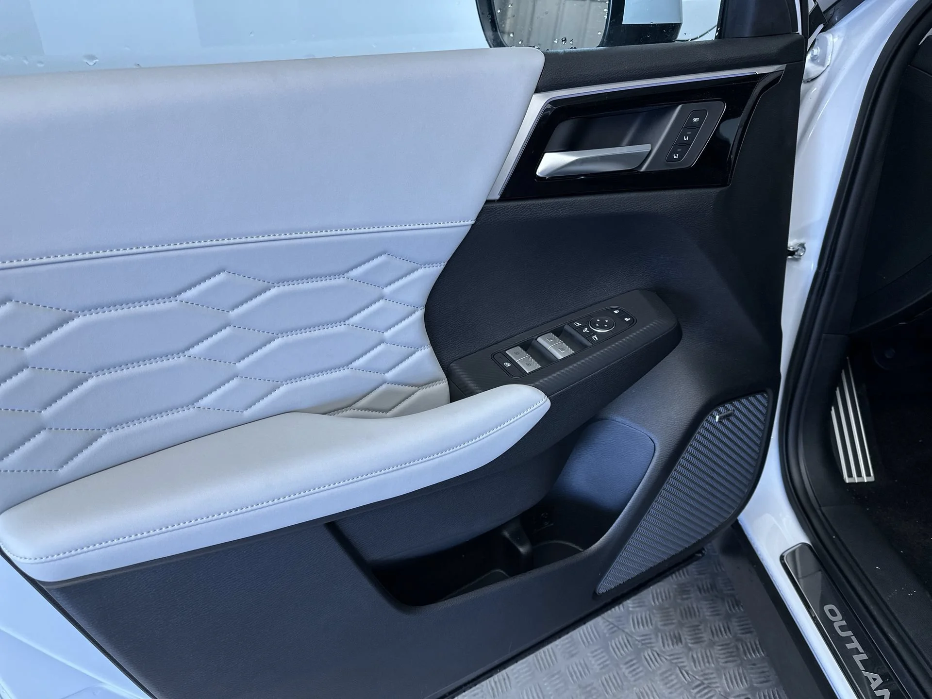 New 2026 White Diamond Mitsubishi SEL image 15
