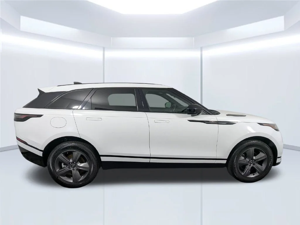 Used 2025 White Land Rover Dynamic SE image 23