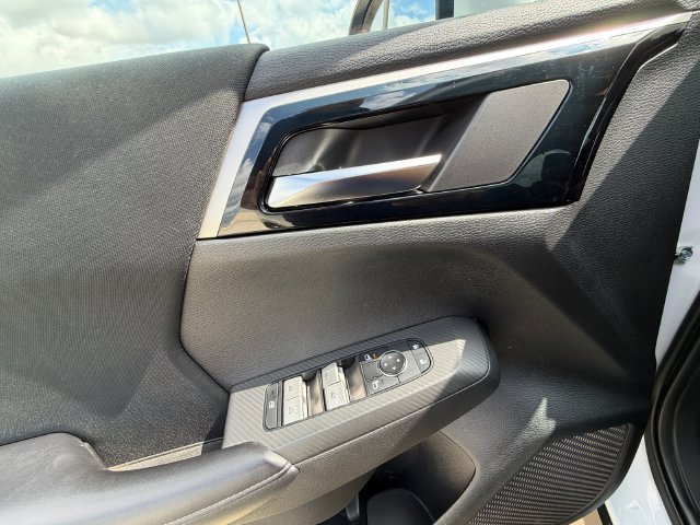 Used 2022  Mitsubishi ES image 11