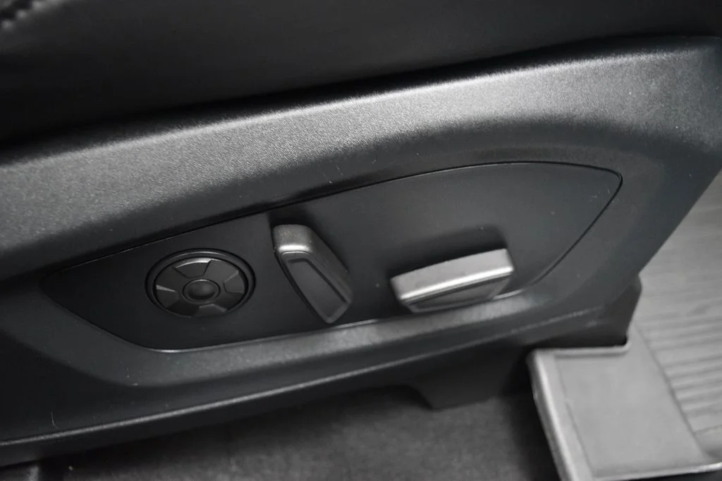 Used 2021 Black Metallic Ford Platinum image 29