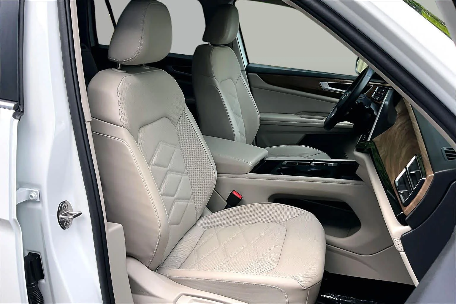 Used 2024 Pure White Volkswagen 2.0T SE image 8