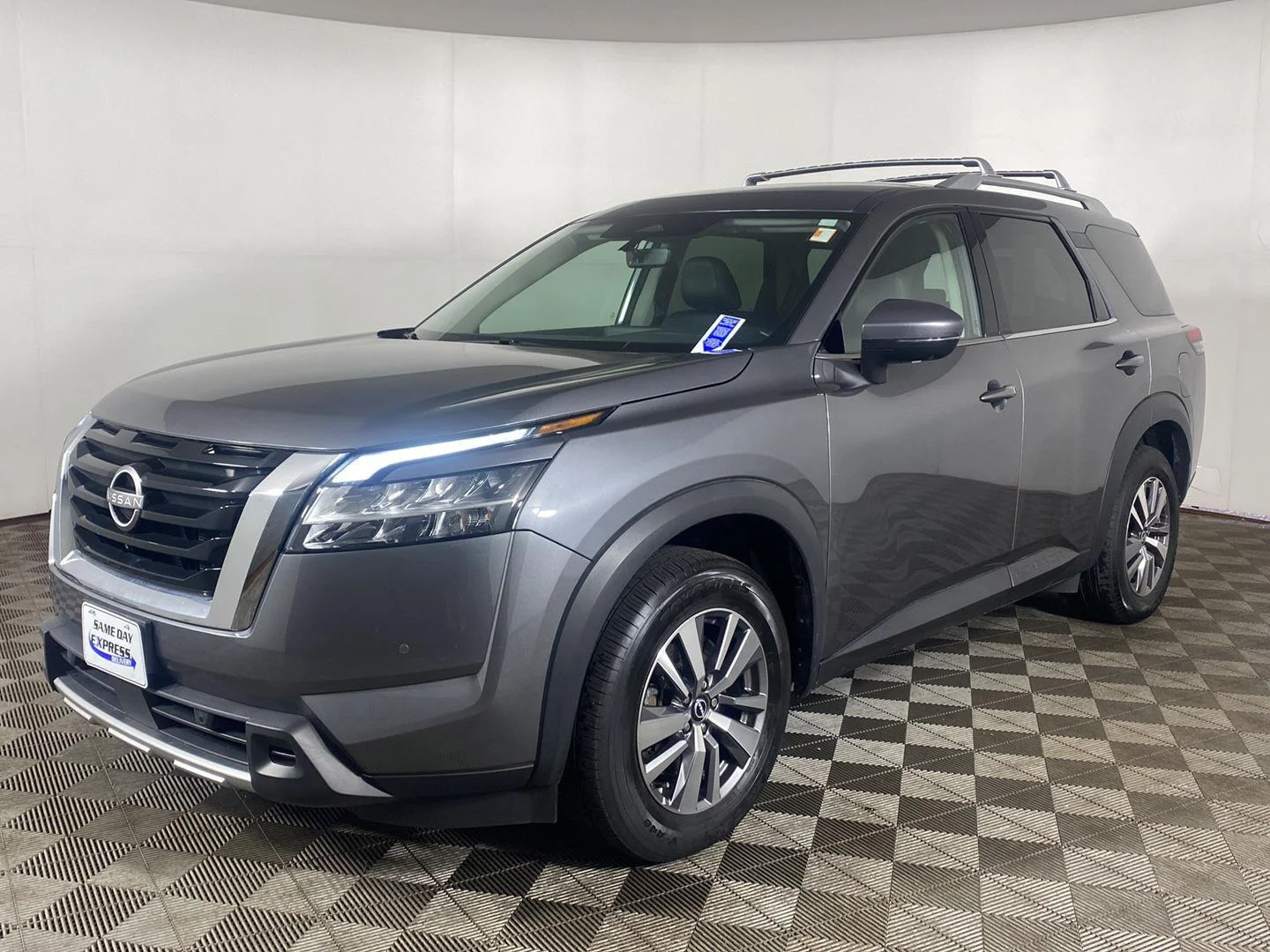 Used 2023 Gun Metallic Nissan SL 4WD image 28