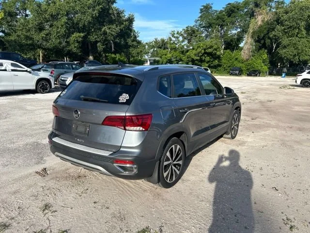Used 2022 Gray Volkswagen SE image 4