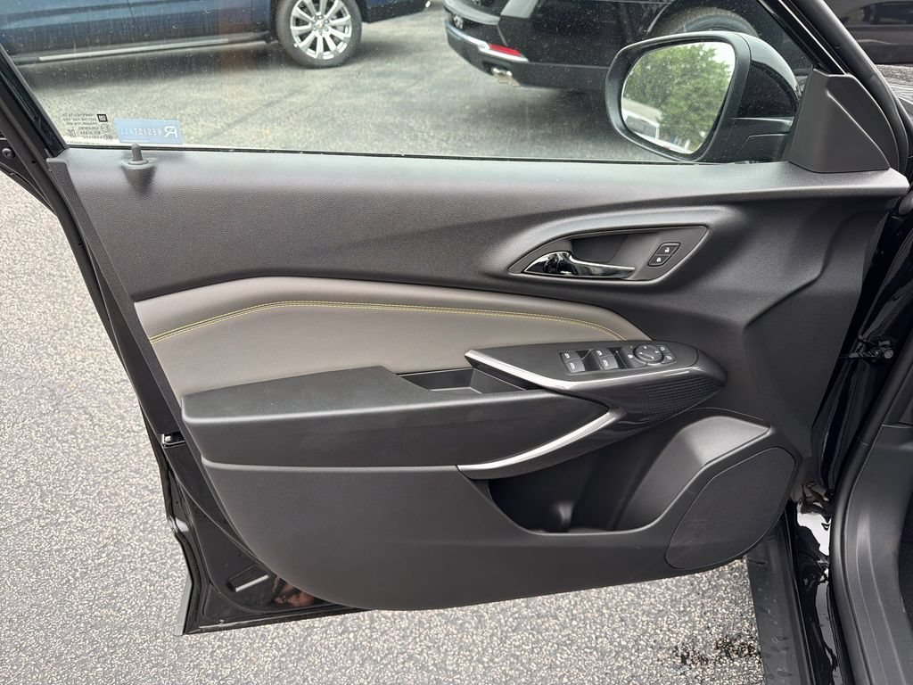 New 2026 Mosaic Black Metallic Chevrolet ACTIV image 11