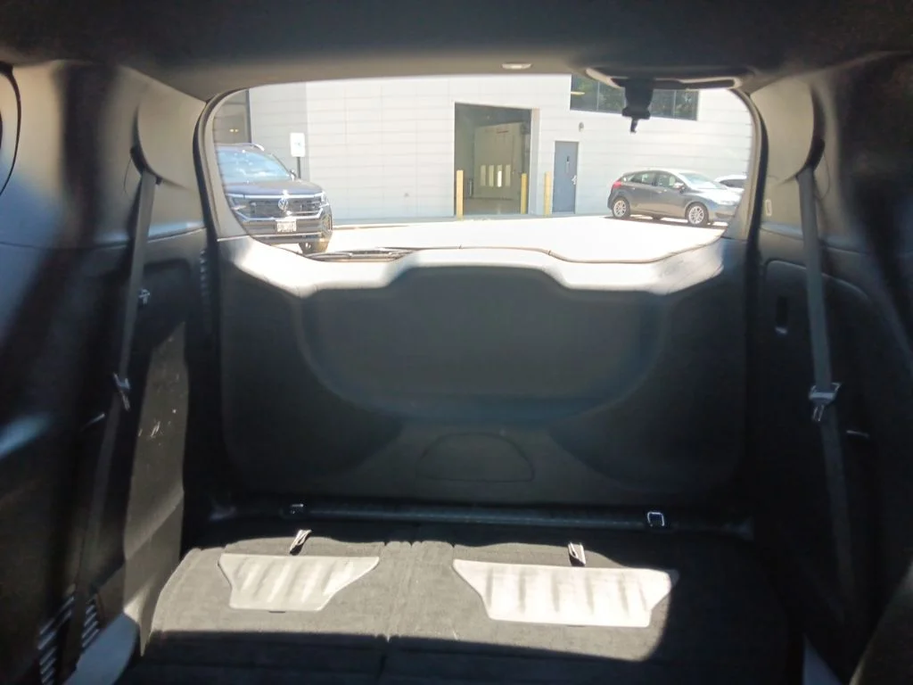 Used 2025 Ceramic Gray Clearcoat Chrysler Select image 27