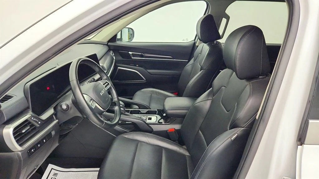 Used 2023 Glacial White Pearl Kia S AWD image 18