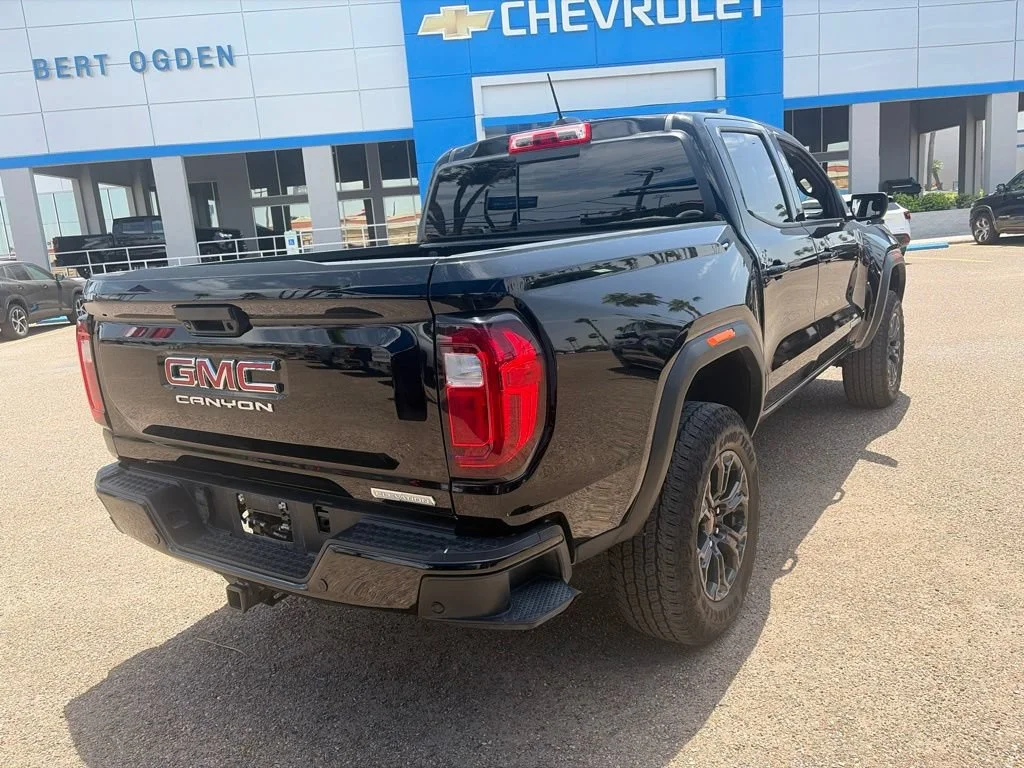 Used 2025 Onyx Black GMC Elevation image 5