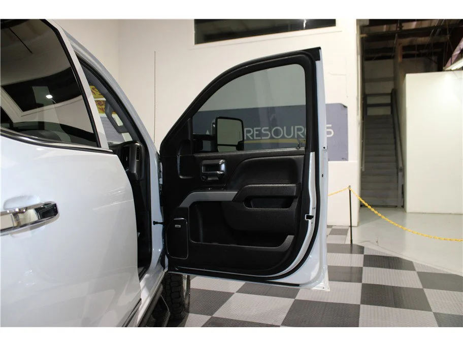 Used 2018 Summit White Chevrolet LTZ image 24