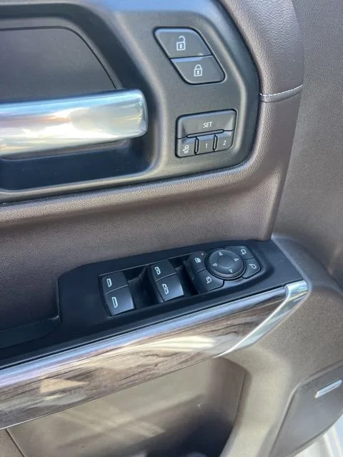 Used 2019 IRIDESCENT PEARL TRICOAT Chevrolet LTZ image 12