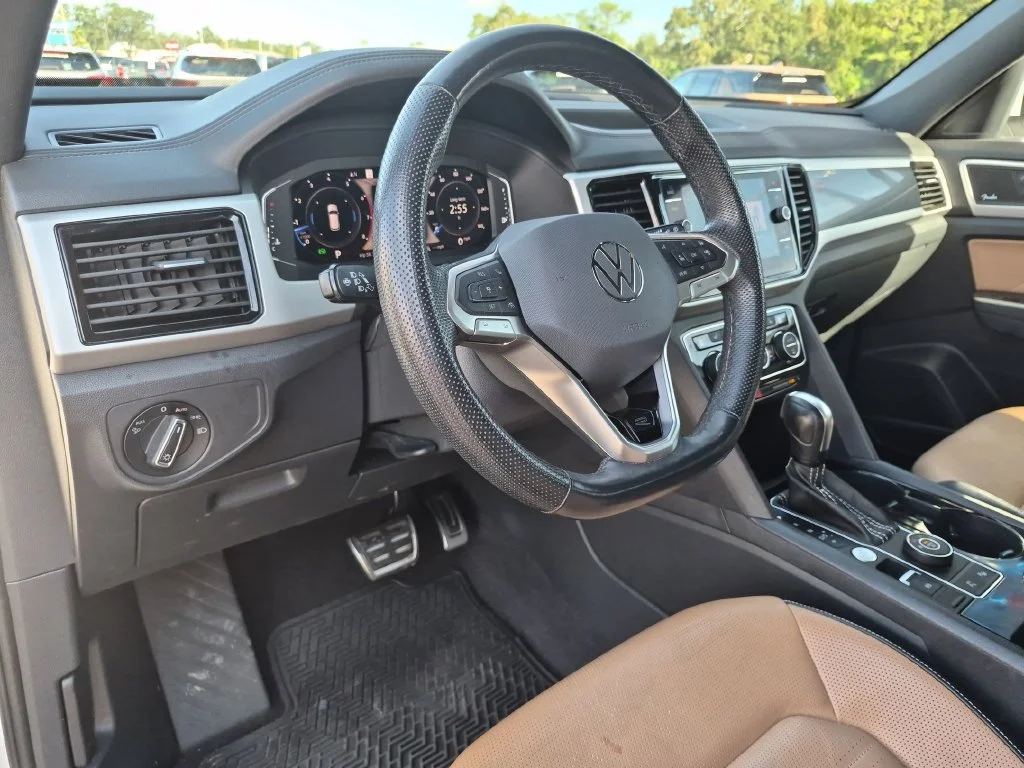 Used 2023  Volkswagen 3.6L V6 SEL Premium R-Line image 34