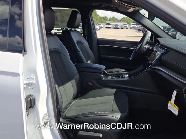New 2026 Bright White Clear-Coat Exterior Paint Jeep Altitude image 17