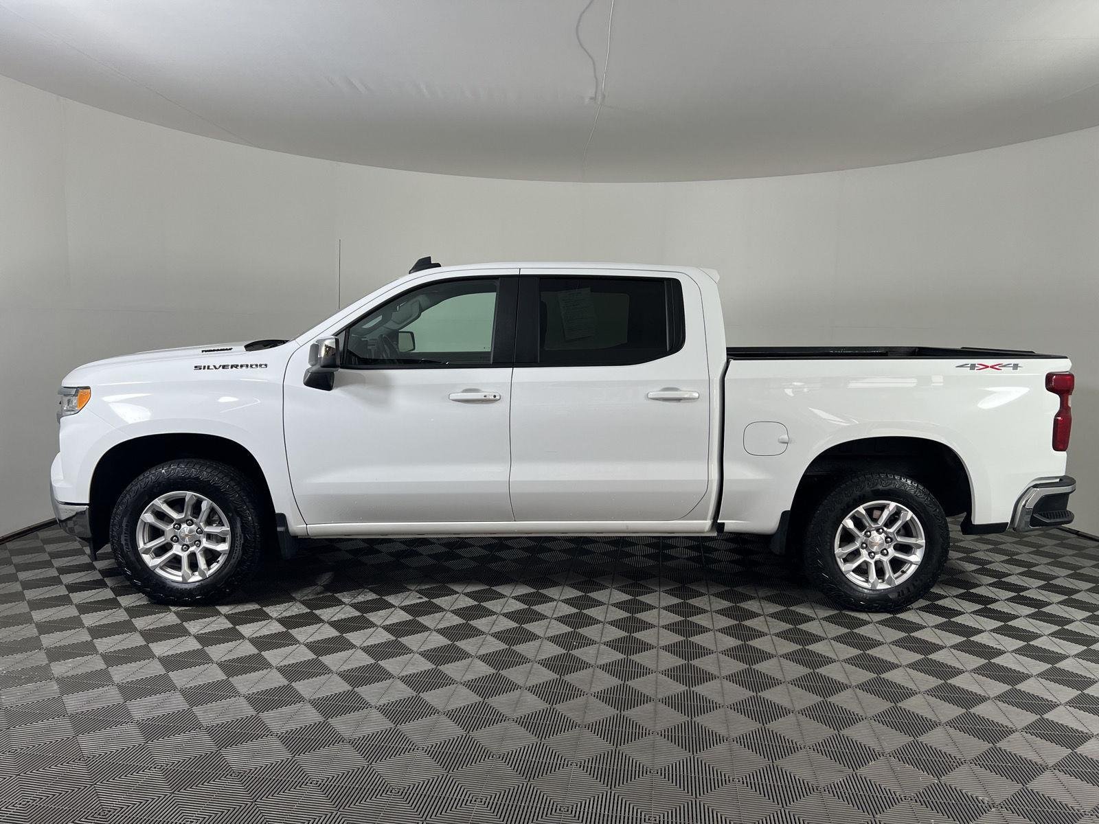 Used 2024 Summit White Chevrolet LT image 28
