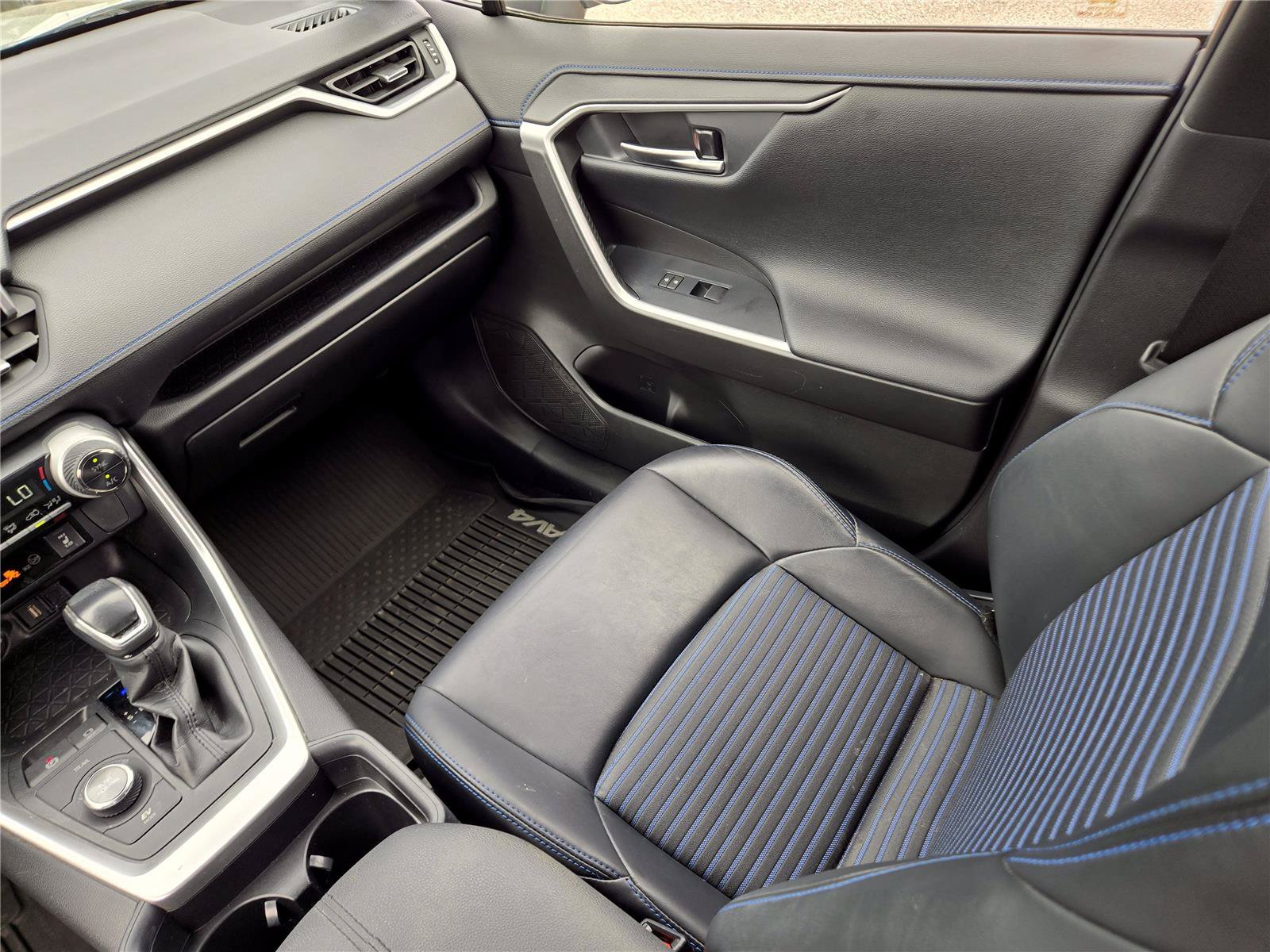 2020 Toyota RAV4 XSE - Photo 19