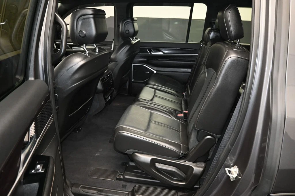 Used 2024 Gray Jeep Base image 17