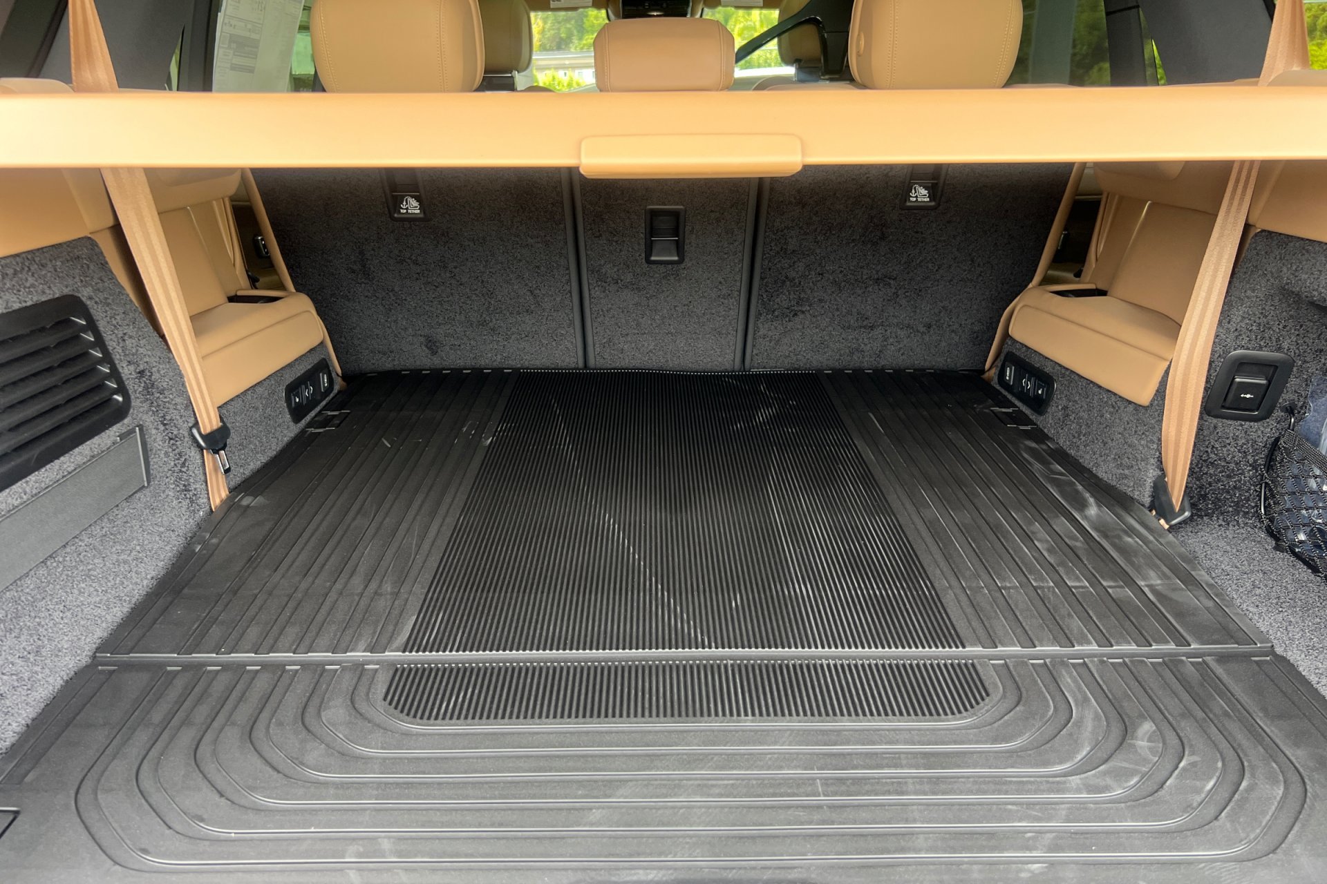 New 2026 Eiger Grey Land Rover SE image 17