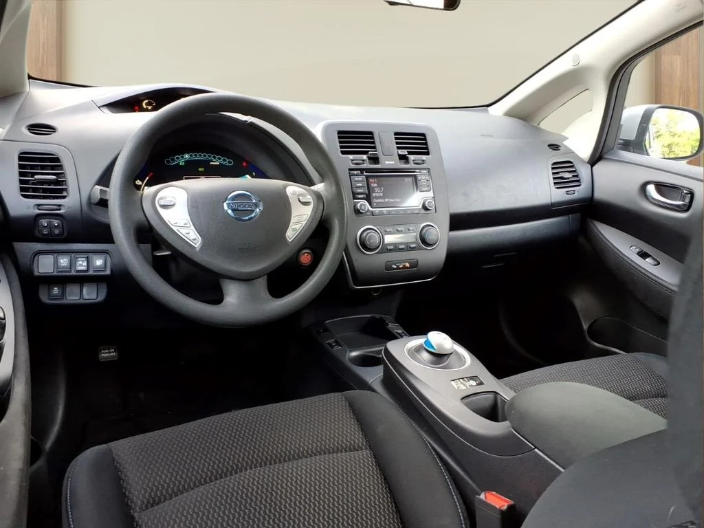 Used 2016 Silver Nissan S image 3