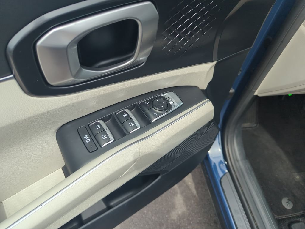 Used 2025 Black Kia S image 19