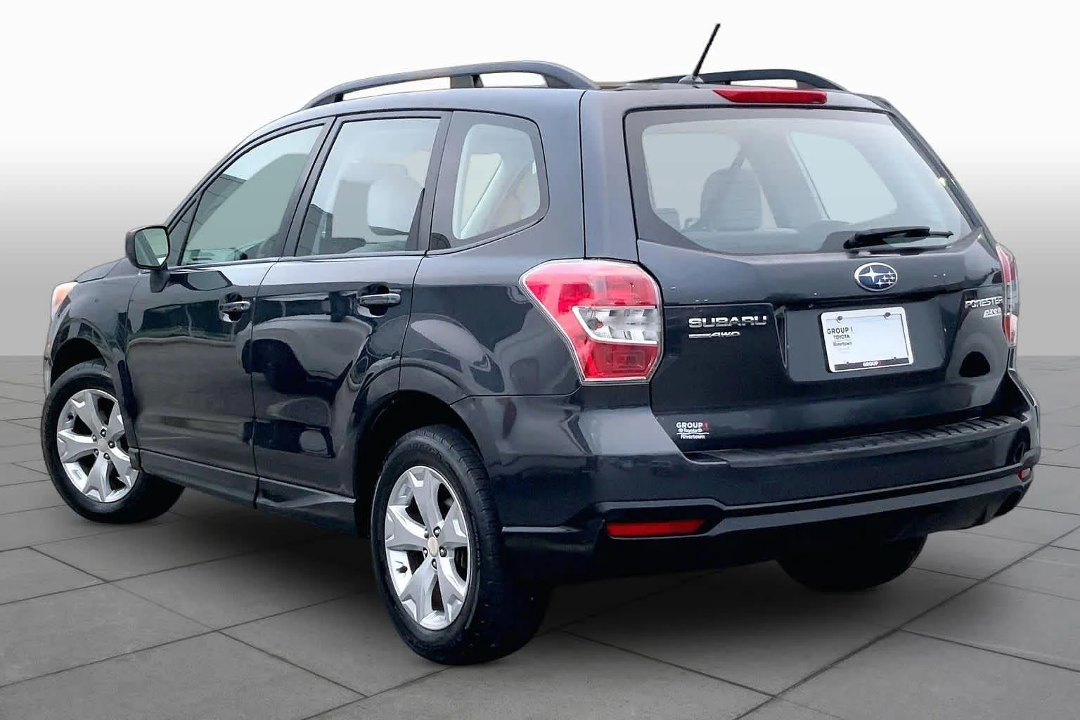 Used 2015 Dark Gray Metallic Subaru 2.5i image 10