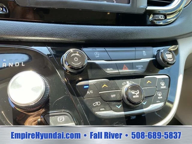 Used 2023 Black Chrysler LX image 10
