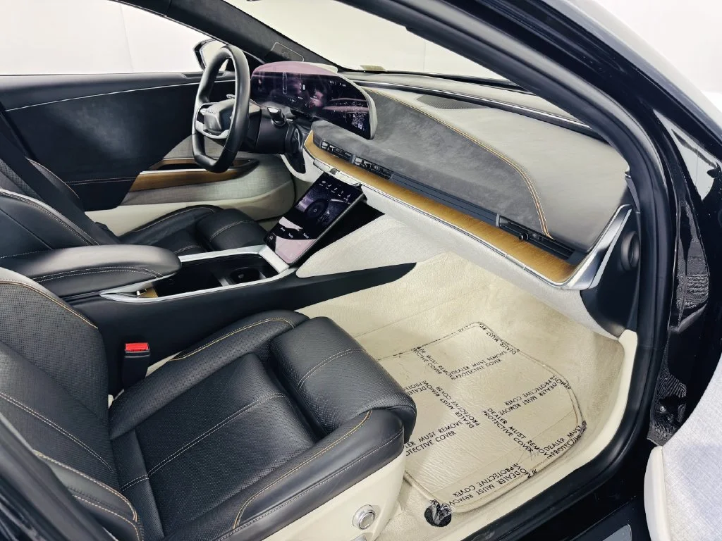 Used 2022 Black Lucid Grand Touring image 31