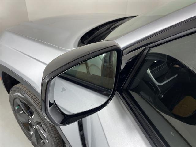 New 2025 Silver Zynith Exterior Paint Jeep Altitude X image 13