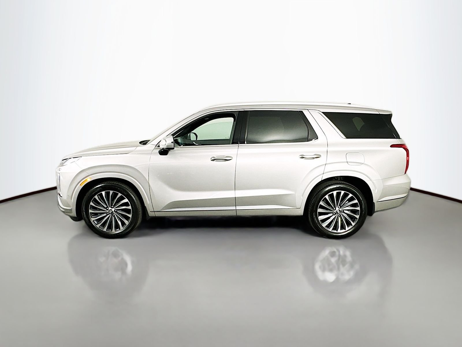 Used 2025 Silver Hyundai Calligraphy image 4