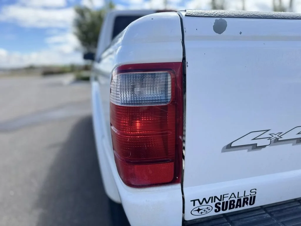 Used 2001 White Ford  image 32