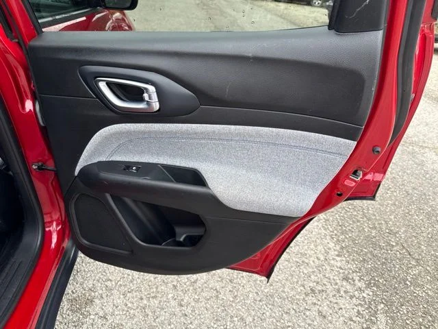 Used 2024  Jeep Latitude image 22